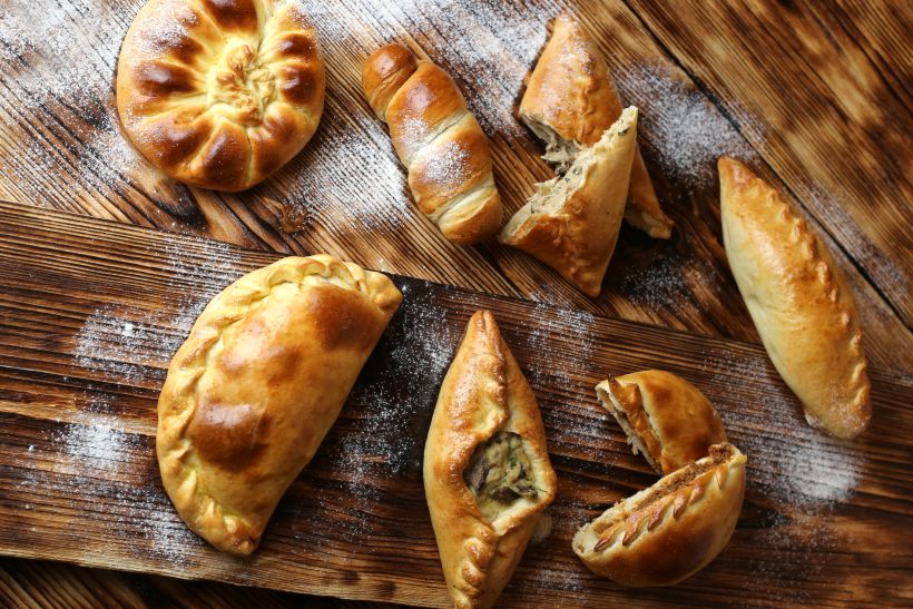 Пирожок с курицей и грибами